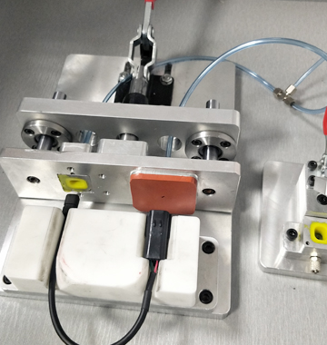 连拓精密科技展示一组线材连接器防水气密检测整体方案