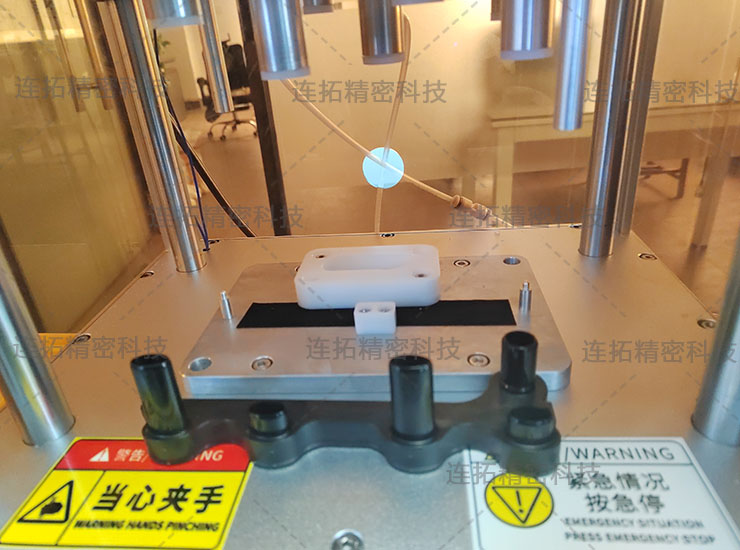 连拓精密注塑件气密性检测仪（治具实拍）.jpg