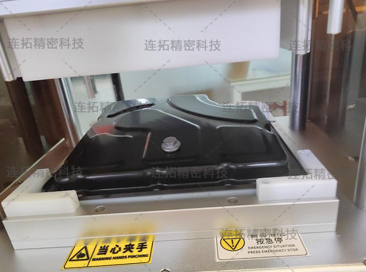 连拓精密发动机油底壳气密性检测仪（治具细节实拍）.jpg