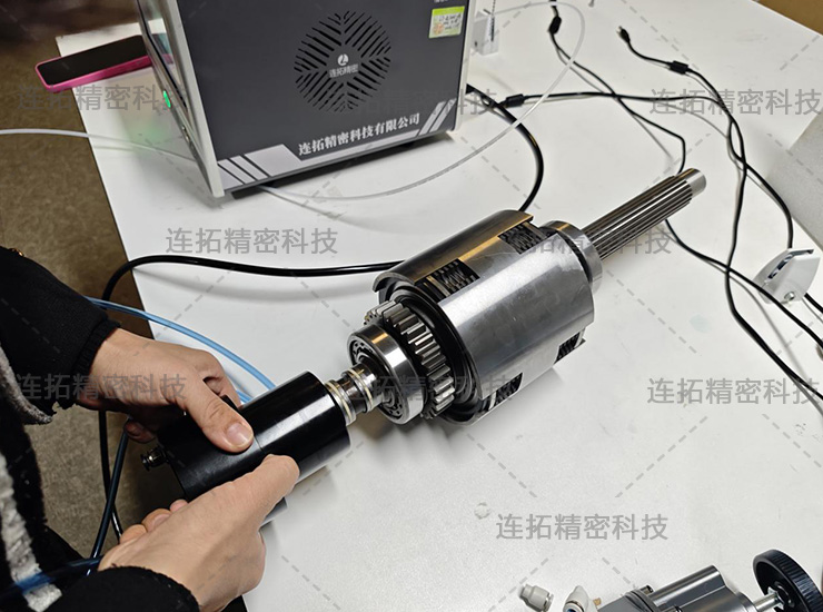 连拓精密离合器总成气密性检测仪（连接器在连接离合器总成）.jpg