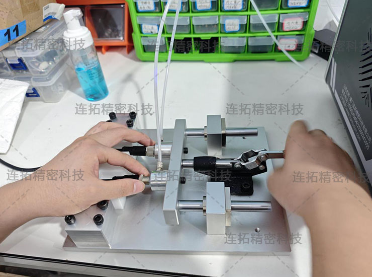 连拓精密线材气密性检测仪（操作实拍）.jpg