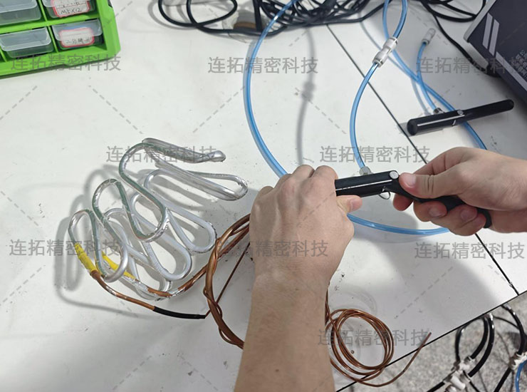 连拓精密车载冰箱毛细管气密性检测仪（折弯连接器实拍）.jpg