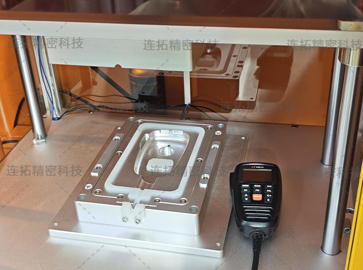 连拓精密对讲机气密性检测仪（治具实拍）.jpg