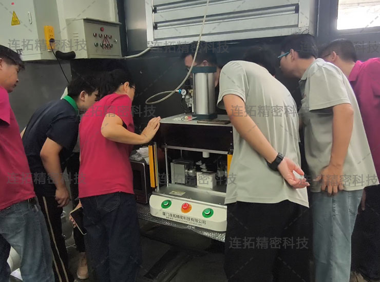 连拓精密不锈钢焊接件气密性检测设备送货与培训（现场实拍）.jpg