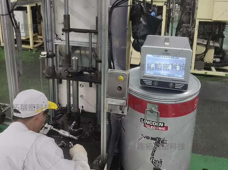 连拓精密减震器气密性测试仪(生产线检测操作中).jpg