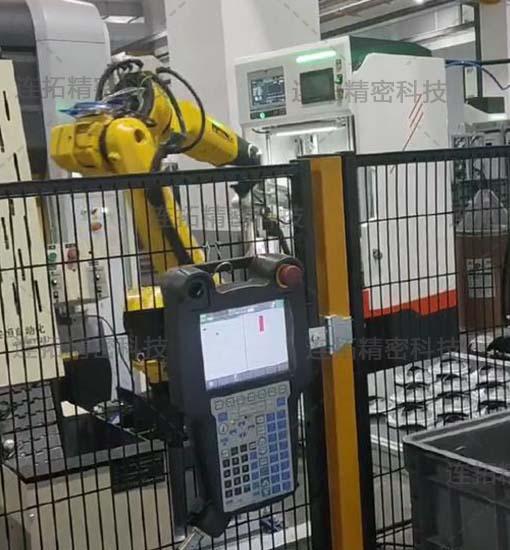 连拓精密减震器气密性测试仪(联动机械臂操作中).jpg
