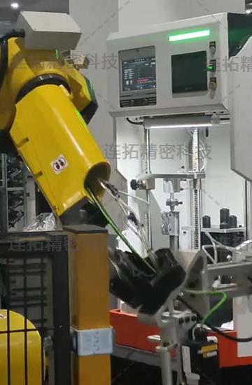 连拓精密减震器气密性测试仪(联动机械臂操作中)(1).jpg